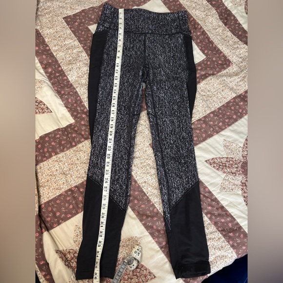 Lululemon Stylish Black and Gray Yoga Pants - Picture 4 of 5